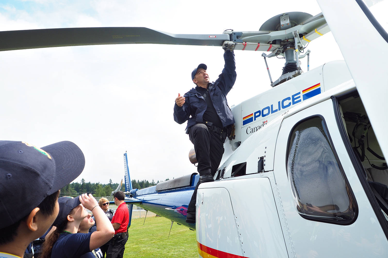 17659945_web1_190710-NBU-RCMP-Helicopter-2---P7100137