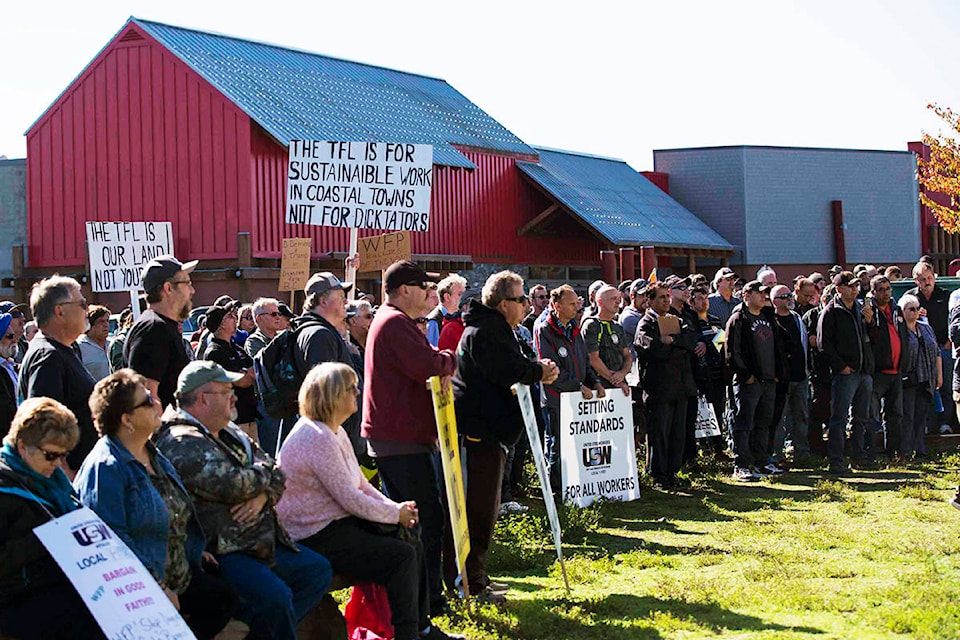 United Steelworkers Local 1-1937 held a rally at Western Forest Products’ office in Campbell River on Sept. 26, 2019. The WFP workers have been on strike since July 1. Photo by Marissa Tiel/Campbell River Mirror