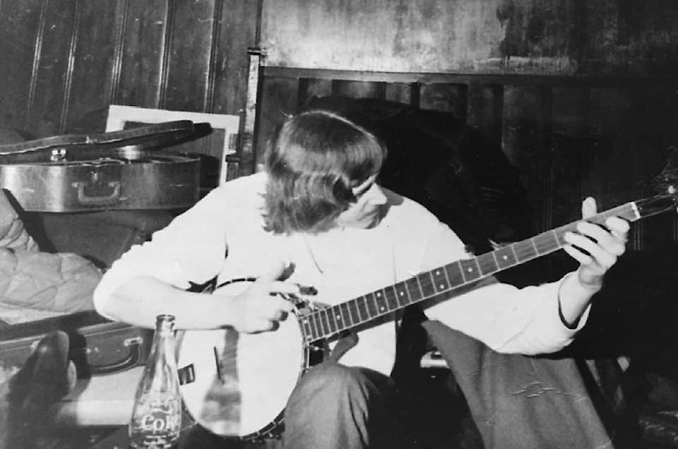 19510548_web1_chuck-mccandless-in-1967-with-banjo
