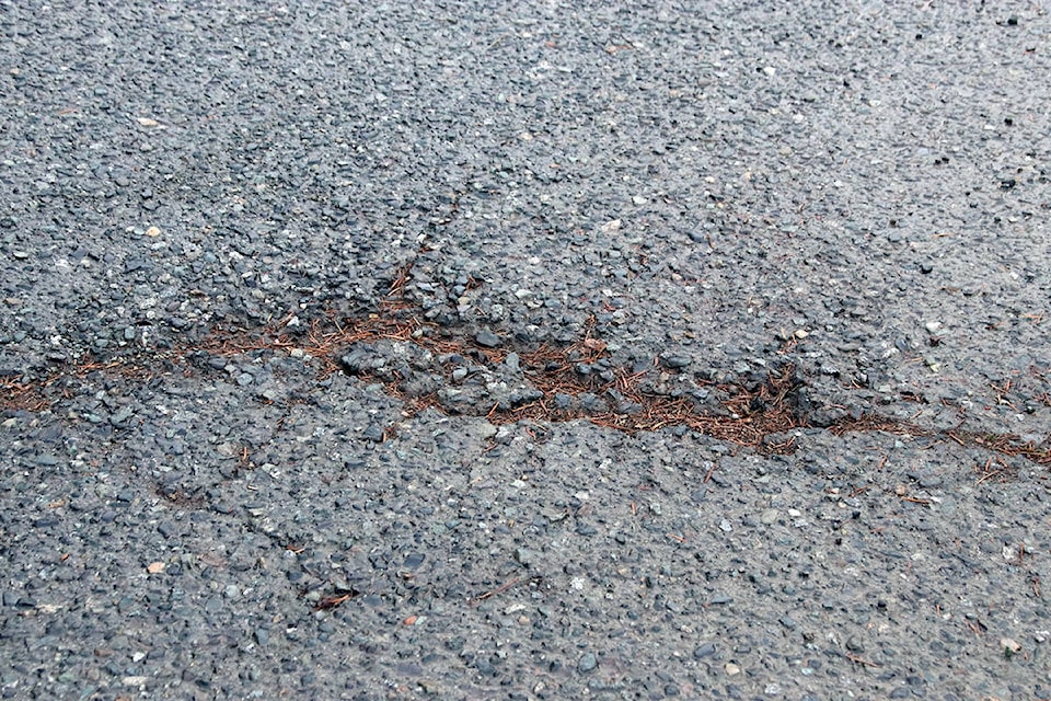 20273438_web1_pavement-cracking