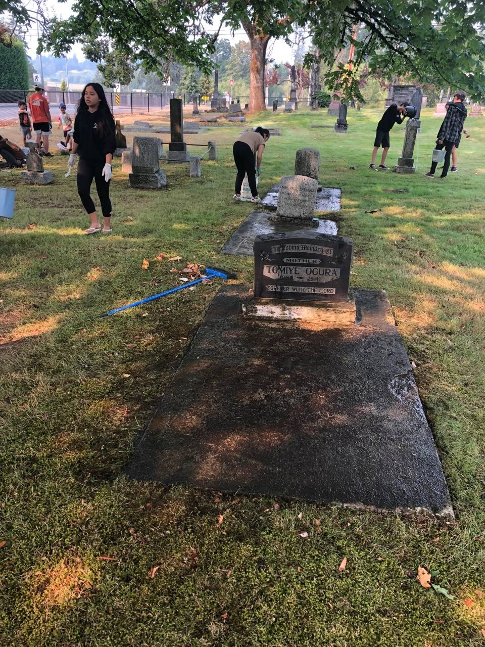 26175788_web1_210817-CCI-Japan-cemetery-grave-cleaning_6