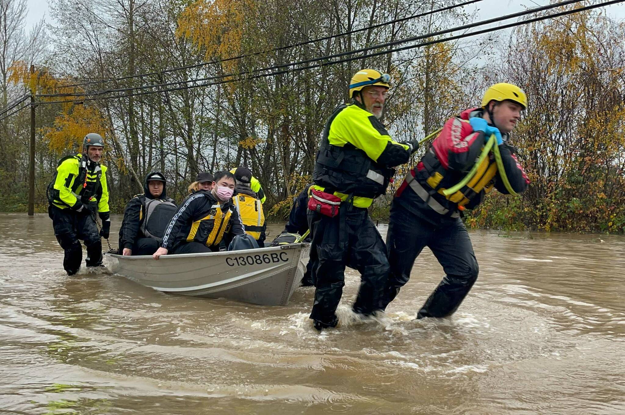27179056_web1_211115-CCI-Flooding-apartment-evac-flood-boat_2