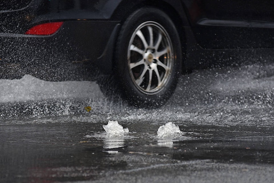 27213498_web1_211116-GNG-weather-expert-rainfall-road-water-car_1