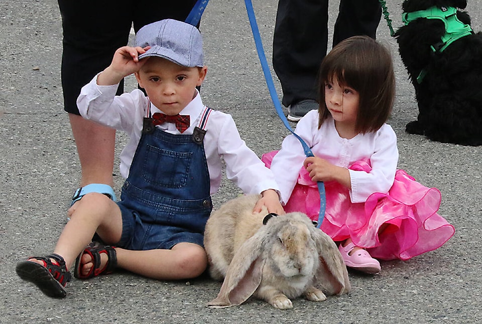 29031973_web1_hayden-and-harlow-turner-with-kirby-the-lop-eared