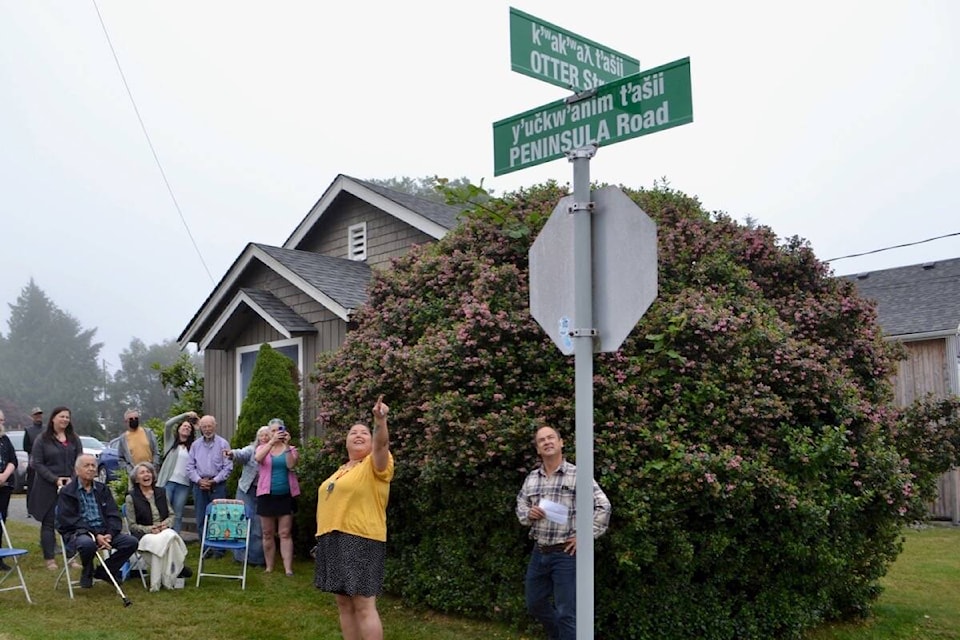 29971034_web1_220729-UWN-ucluelet-unveils-new-bilingual-street-sign-UCLUELET_1