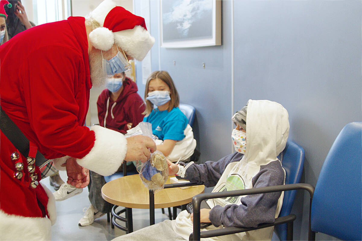 31303847_web1_221213-NBU-Santa-visits-children-at-NRGH-_2