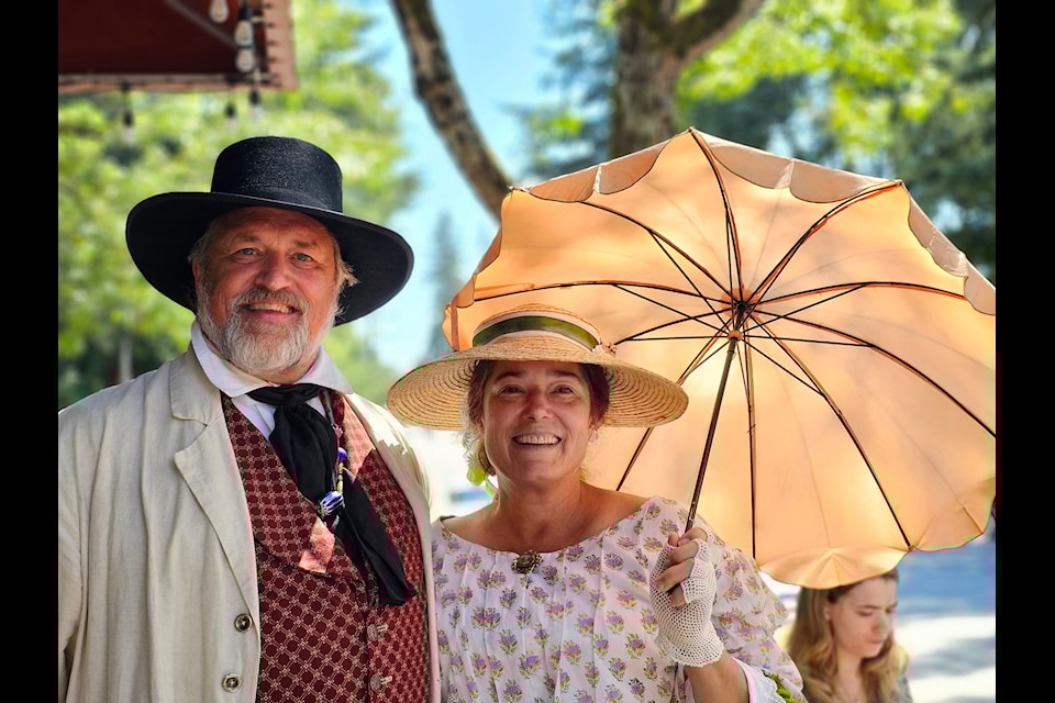 Brigade Days drew to a close at historic Fort 91ԭ on Monday with the arrival of historical re-enactors playing fur traders in canoes