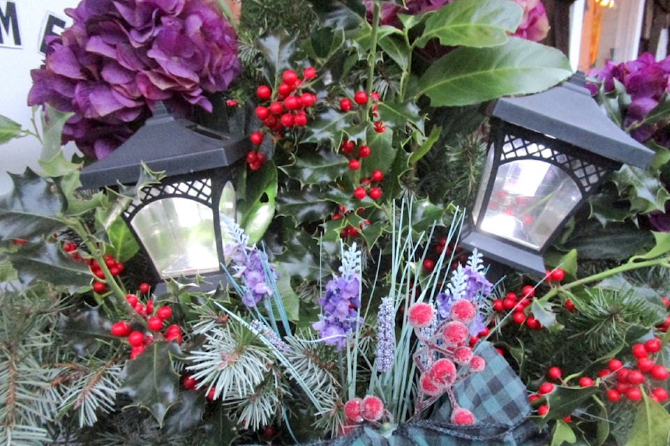 241221-lat-rh-lenssawatskydecorations1