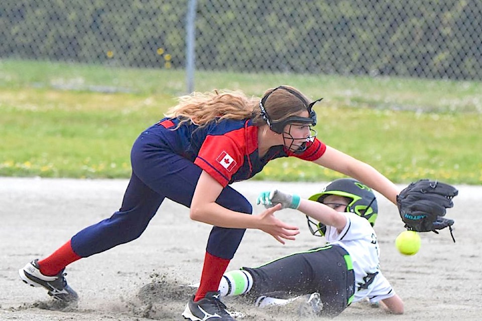Zella Schwaiger was safe at 2nd base. 91ԭ Xtreme 2012 dominated in the Lower Mainland Cup fastpitch tournament over the Canada Day weekend, taking gold.