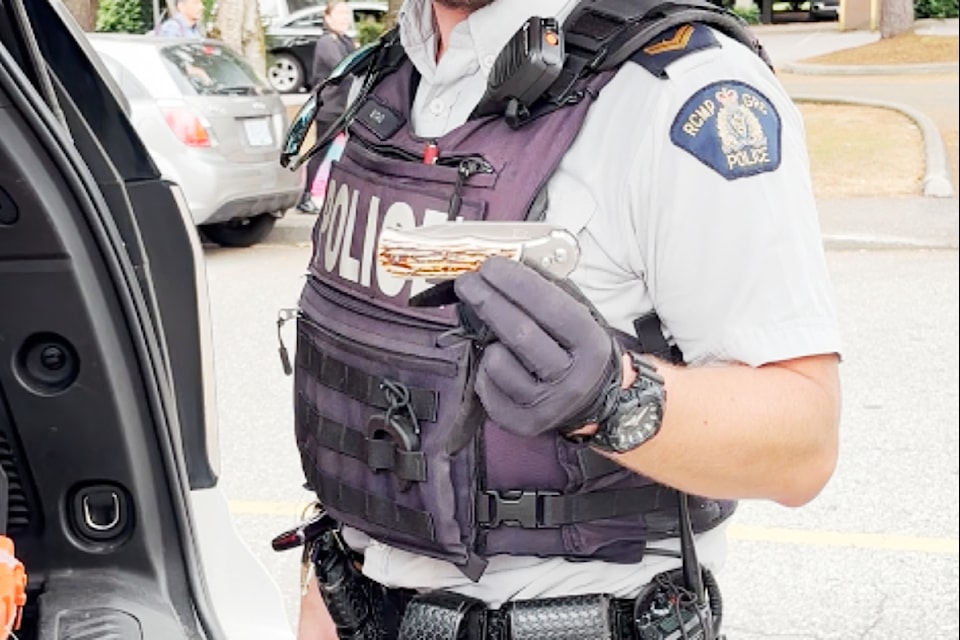An officer showed a clasp knife that was allegedly in the possession of a man taken into custody Sunday, July 21 in 91ԭ City. 