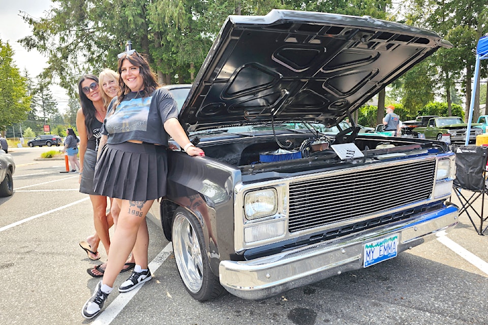 Bradley McPherson's sisters Jennie (L) and Mariah (R) with mom Susan (centre)  posed with his beloved 1980 GMC short-box truck 'Emma' at the 12th and final 'Burnouts In The Sky' memorial fundraiser in 91ԭ.