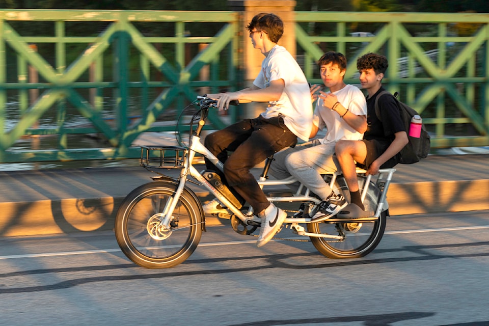 240619-lat-rh-lensfasullocyclists1