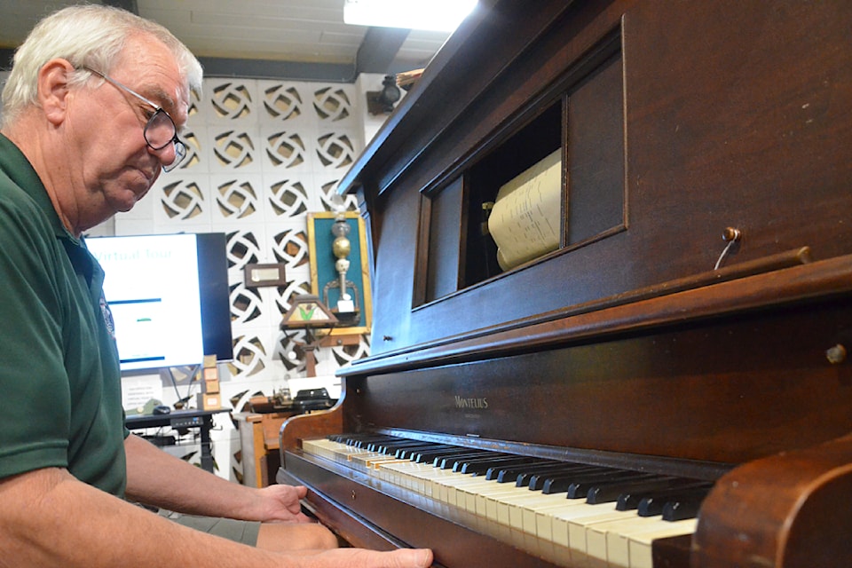 Mick Prangnell of the B.C. Farm Museum in Fort 91ԭ shows how a player piano works – no hands! (Matthew Claxton/91ԭ Advance Times)