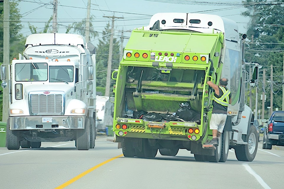 16613995_web1_garbagetrucks-recycling-green-emterra1400