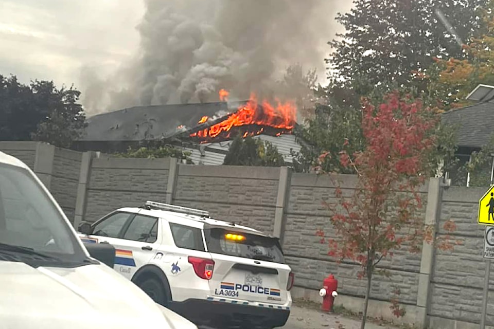A house in Walnut Grove was on fire Friday afternoon, Oct. 25. (Jordan Libke/Special to 91ԭ Advance Times)