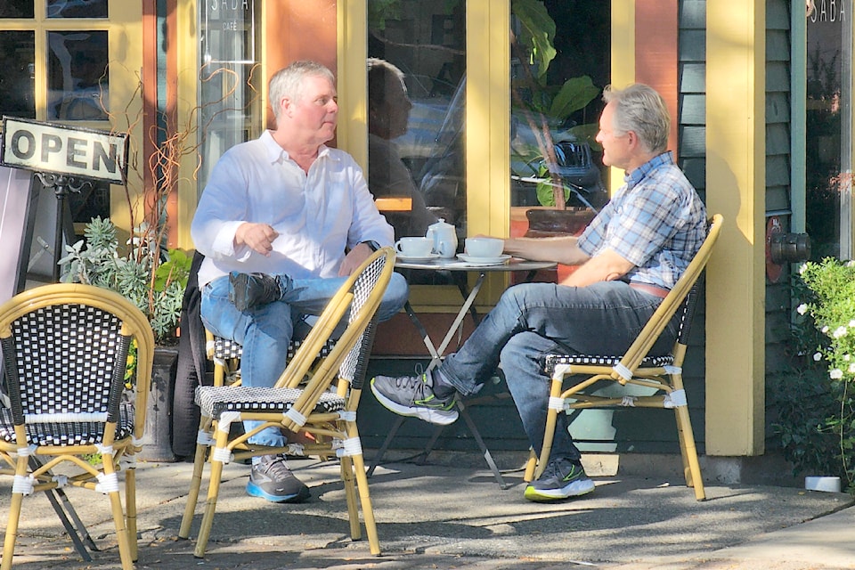 A Fort 91ԭ cafe, one of many offering outdoor seating.