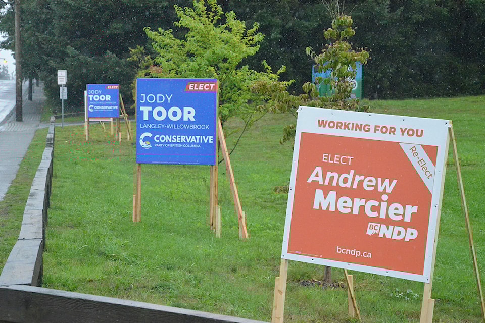240925-lat-mc-electionsigns2