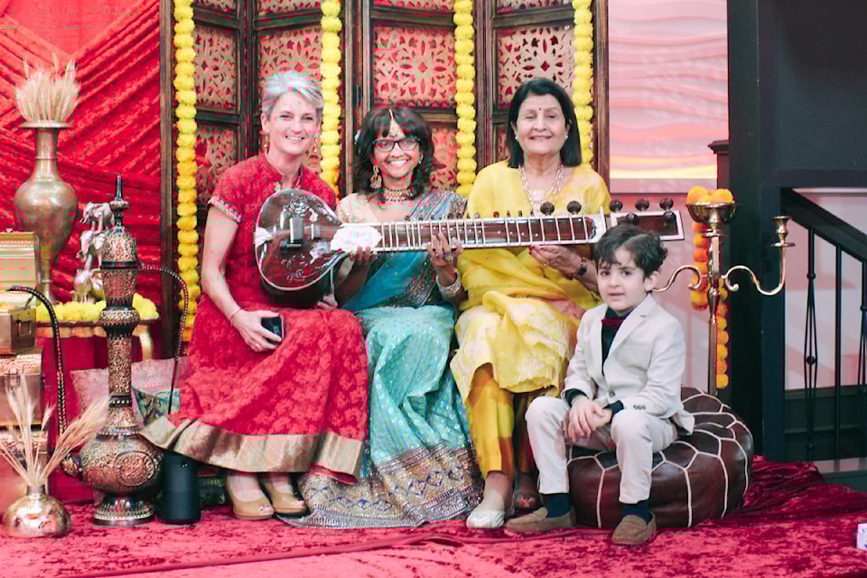 Heather Scott, executive director of the 91ԭ Community  Health & Hospital Foundation (left), and Giving Hearts Gala committee chair Manjit Gill (right) met sitarist Anju Bedi to commemmorate the evening. 