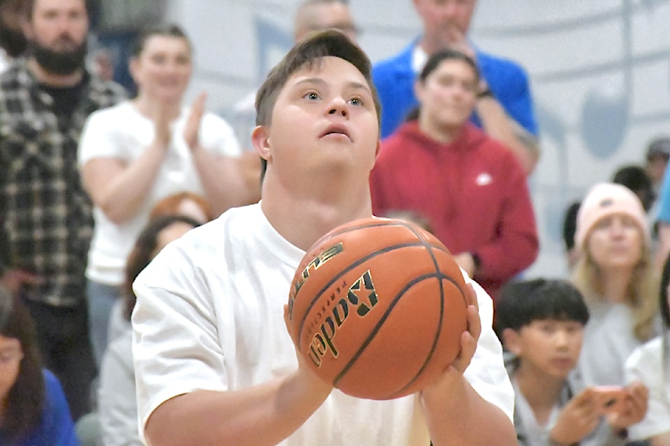 Ryerson Shelvey scored baskets for the Inclusion 91ԭ team at the first 91ԭ Hoop-A-Thon event last year.
