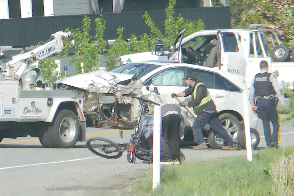  A damaged car was towed away in the aftermath of a multi-vehicle crash on April 30, 2025 on Highway 10 in 91ԭ.