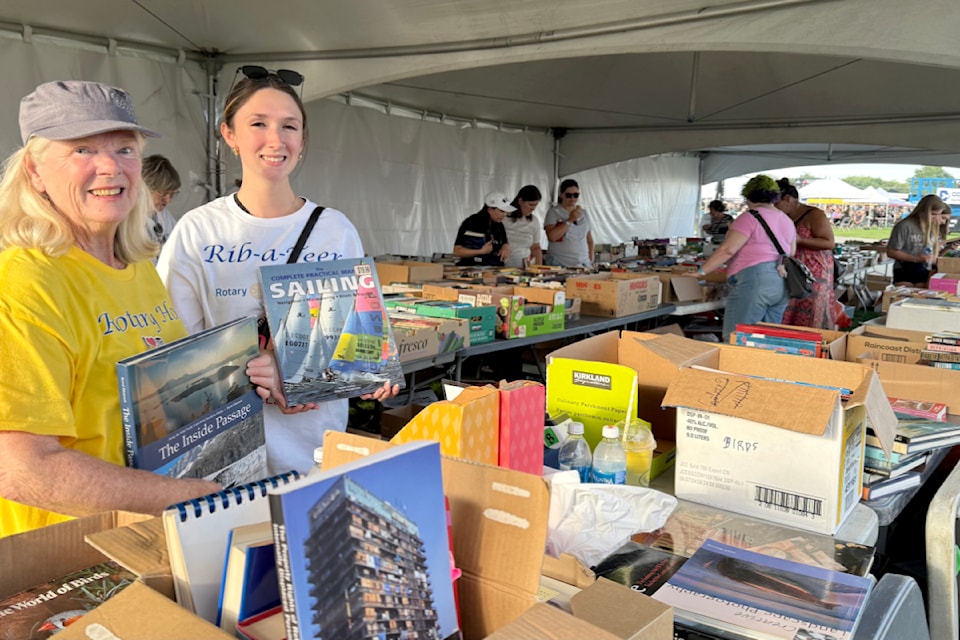 250822-lat-rh-lens-fasullobooksale1