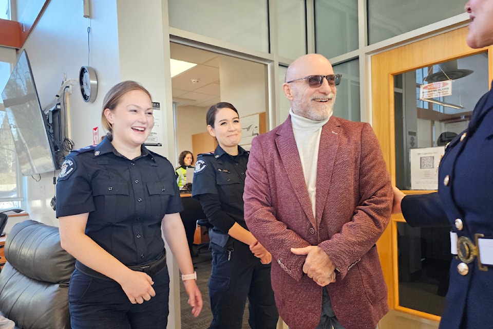 Nik Savkovik is alive because his kids knew what to do when he suffered a heart attack. On Wednesday, the Langley residents were given Vital Link awards by Emergency Health Services in Surrey.