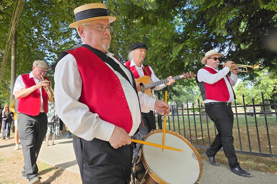 A Mardi Gras strolling parade by the RazzMaJazz ensemble opened Saturday at the Fort 91ԭ Jazz & Arts Festival, without clarinet player Dave Quinn, the event co-founder and artistic director, who is in hospital.