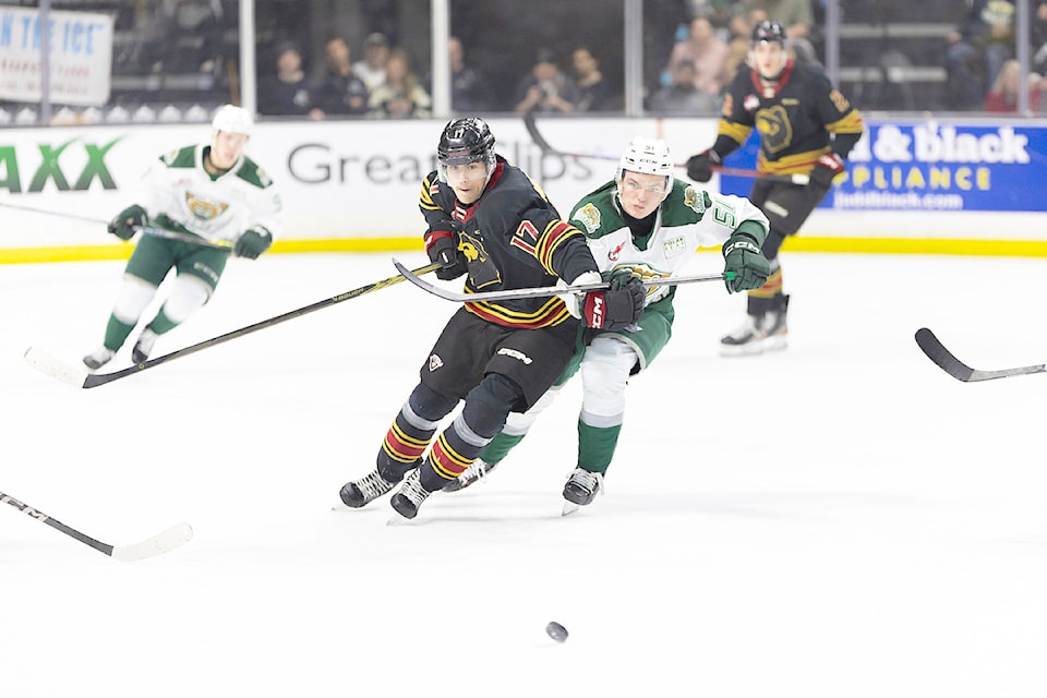 Vancouver Giants dropped a 4-2 decision to the league-leading Everett Silvertips on Saturday night at Angel of the Winds Arena.