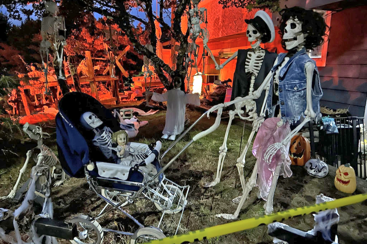 Halloween displays in Langley