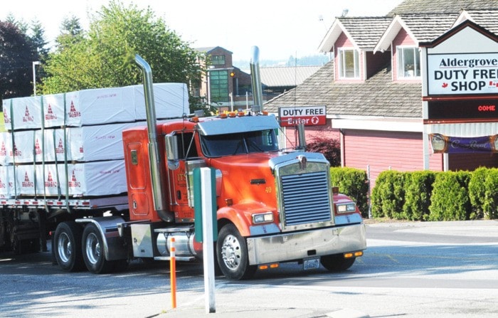 13716langleyTrucksatbordercrossing