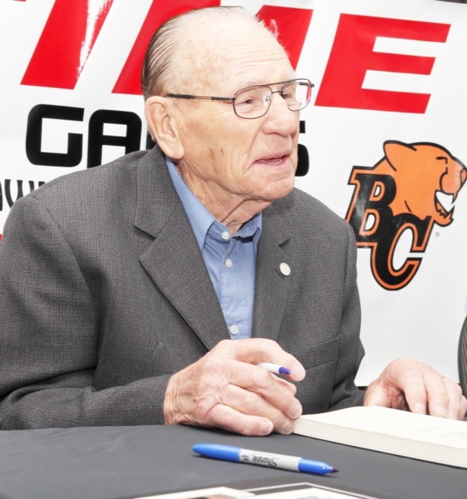 May 28, 2011 : Johnny Bower @ Pastimes - Johnny Bower signs a 'China Wall' book
