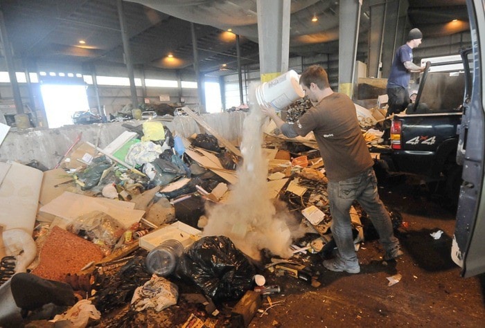 34526BCLN2007Droppingoffgarbage-web700
