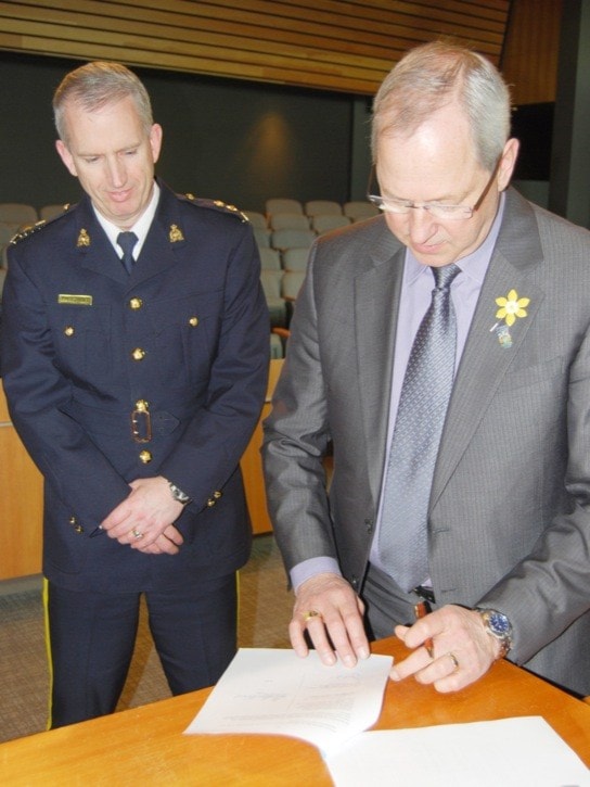 34877langleyRCMPContractSigningAprl2