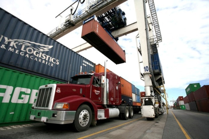 50700surreytruckloadingatDeltaport-7web