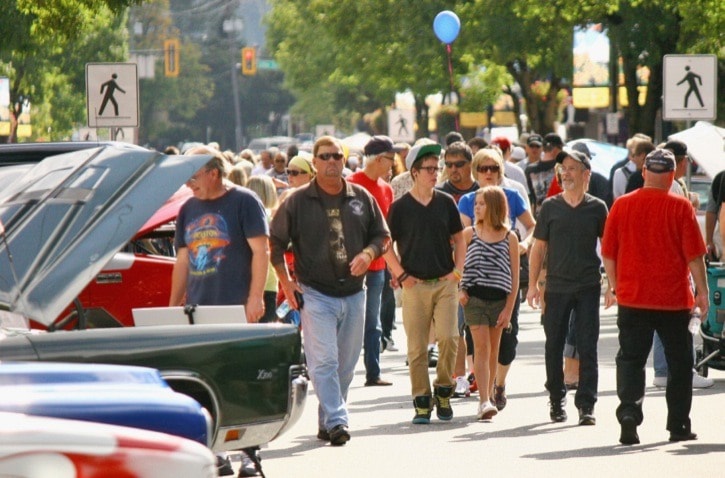 Dan FERGUSON / 91ԭ Times Sept 9 2013
Crowd of car fans fileld the One-Way