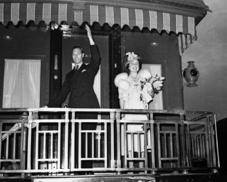 6049langleyKing_George_VI_and_Queen_Elizabeth_on_platform_of_Royal_Train_-_Royal_Tour_1939