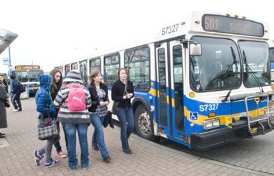 John Gordon 2010-02-03
Teens wait for a bus to Surreya in 91ԭ City