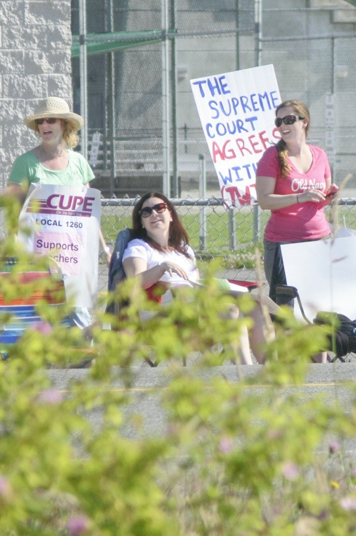 Dan FERGUSON / Langley Times June 25 2014
Picketing at LSS Wednesday morning.