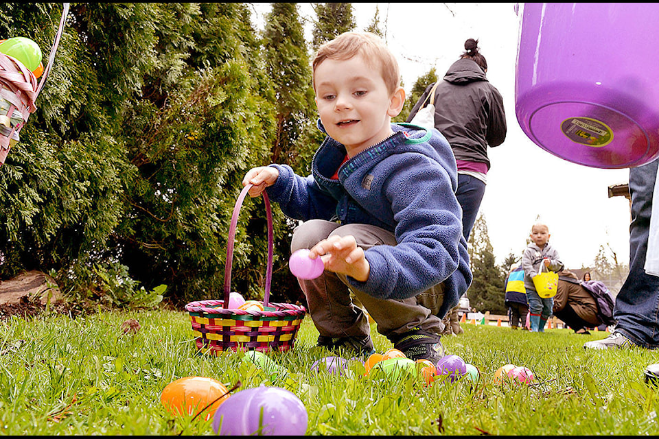 Four-year-old Liam Beck busily collected plastic Easter eggs next to West 91ԭ Hall on Saturday morning. Liam was among the little ones who took part in an Easter extravaganza event at the hall. Inside, children five and under and their parents had fun doing crafts, singing songs, and playing games during the 91ԭ Township long weekend event. Troy Landreville 91ԭ Times