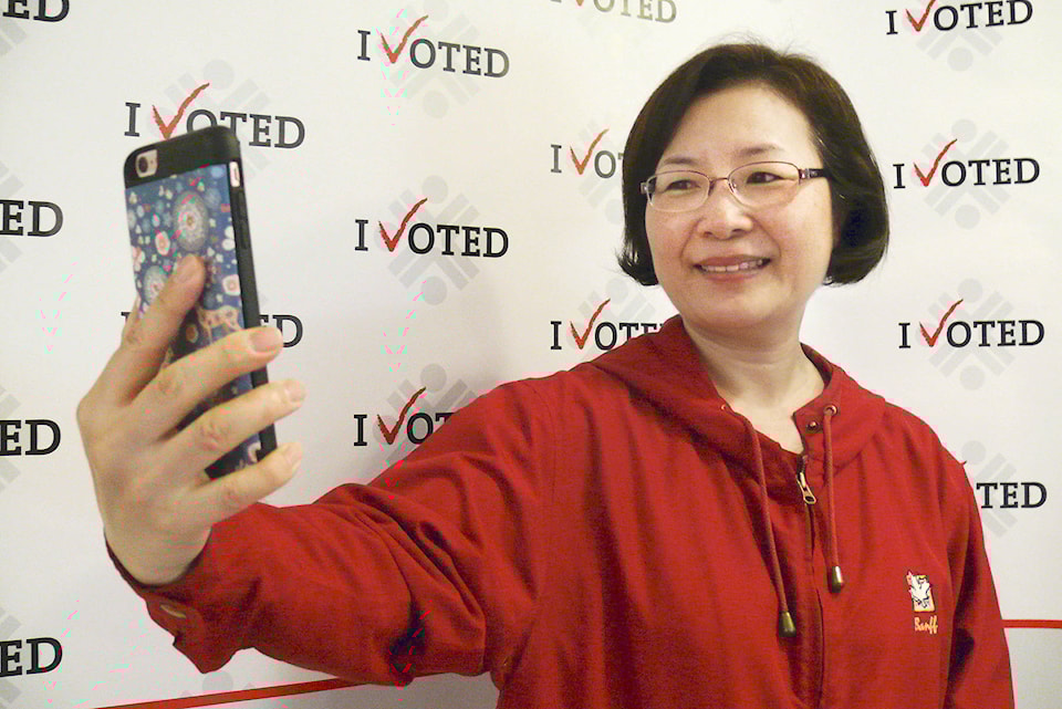 web1_170509-LAT-voting-begins