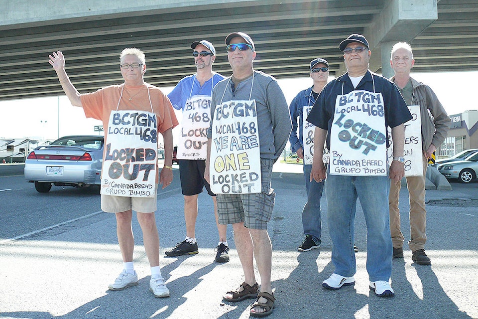 web1_170521-LAT-Canada-Bread-picketers