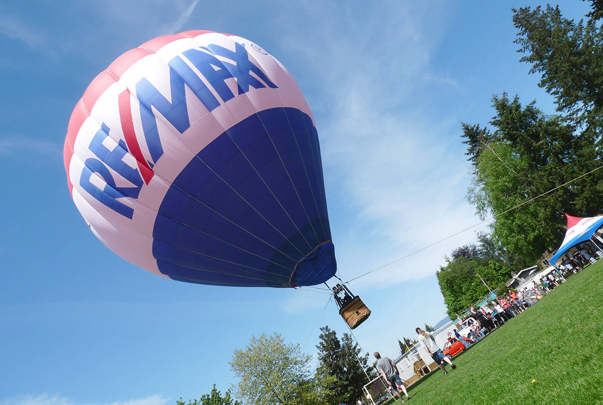 web1_170522-LAT-MayDay-balloon