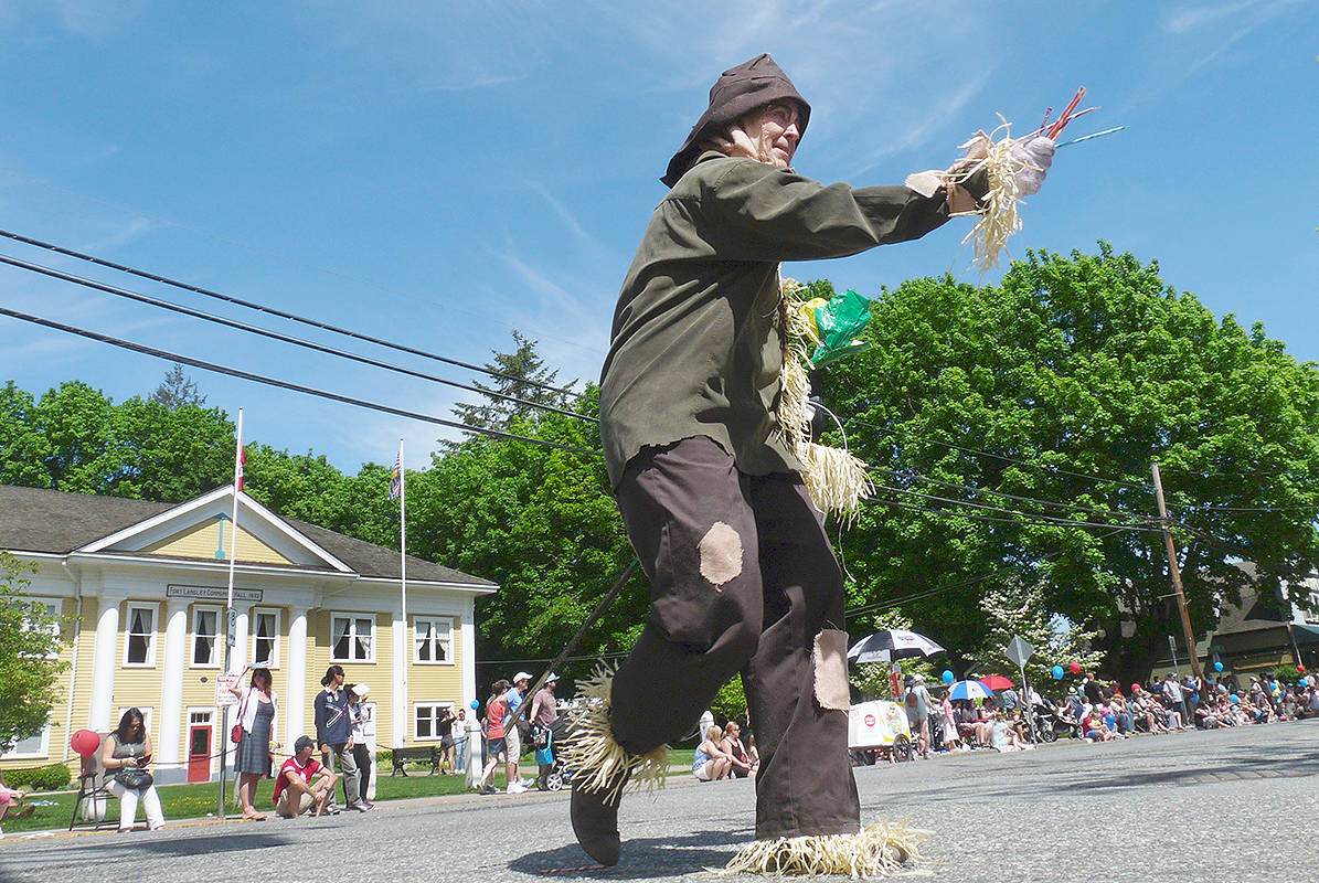 web1_170522-LAT-MayDay-scarecrow