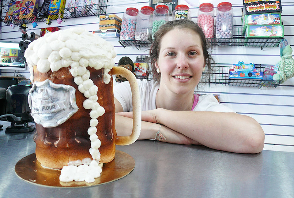 web1_170527-LAT-root-beer-fest-cake