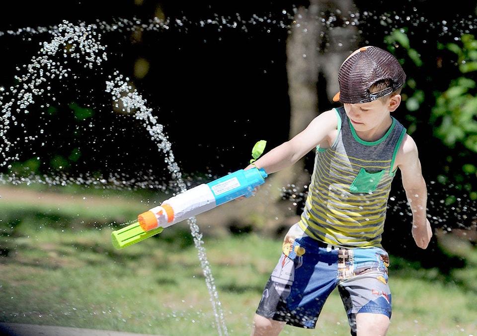 web1_170529-LAT-spray-park3