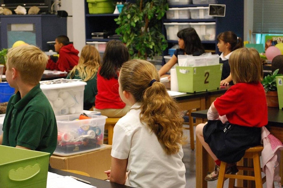 web1_20170526-KCN-M-Student-Lab-Classroom-Science-Lesson-Students-488375