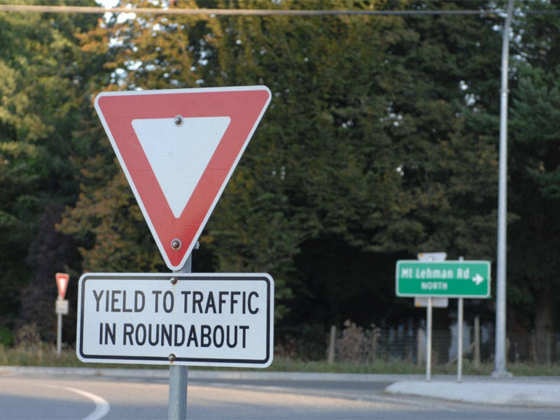 web1_1706230-LAT-RoundaboutYield