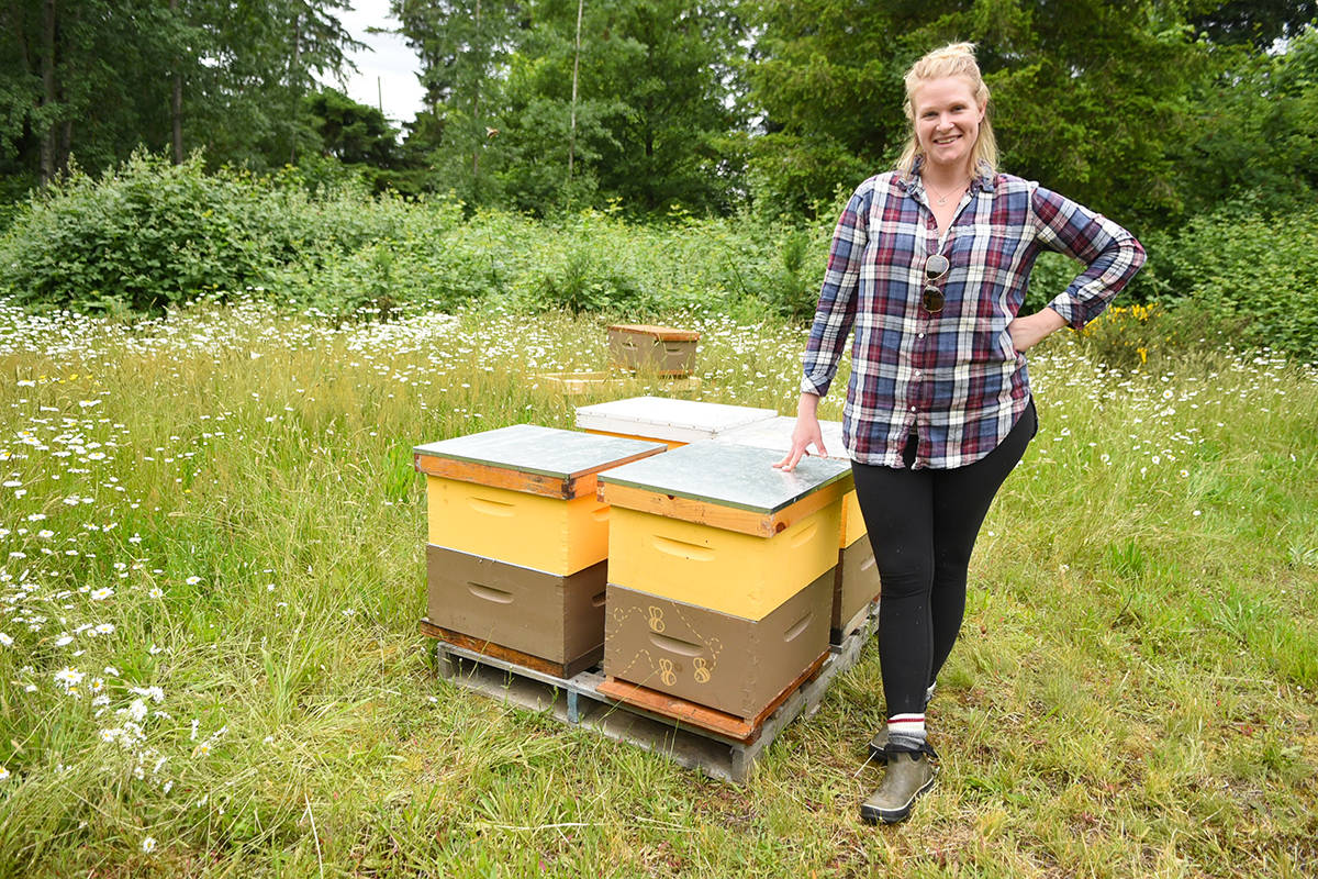 web1_170630-LAT-Arts-BeeKeeping_6