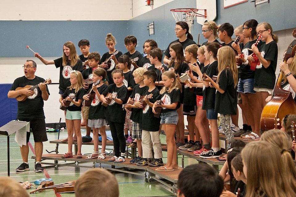 7691348_web1_170714-LAT-UkuleleCamp_1