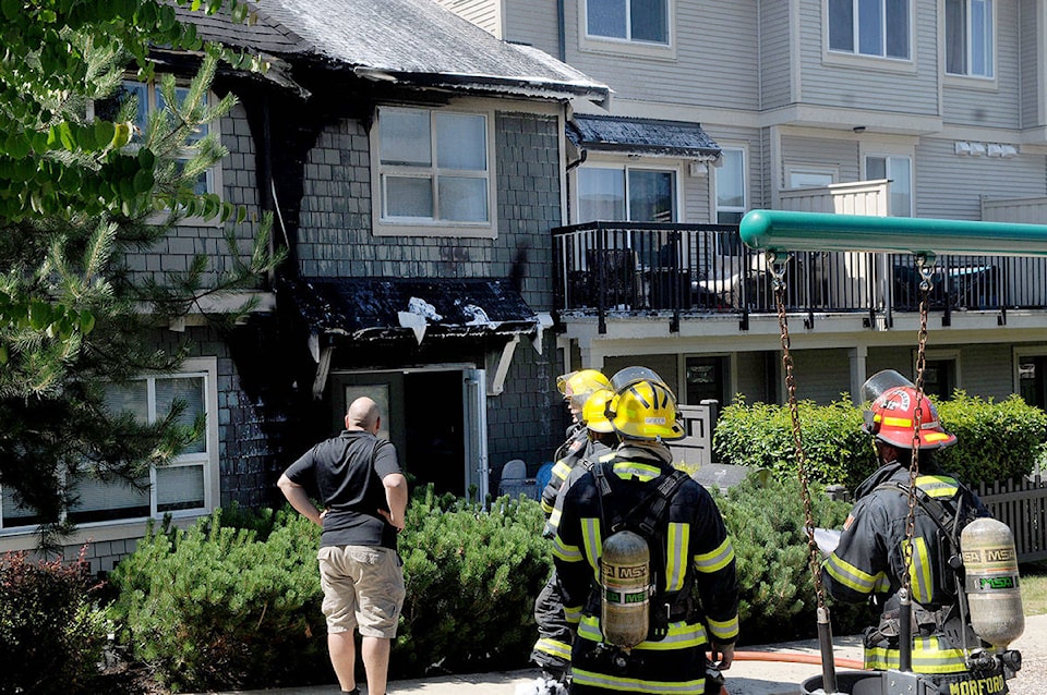 7855713_web1_170728-LAT-townhouse-fire2